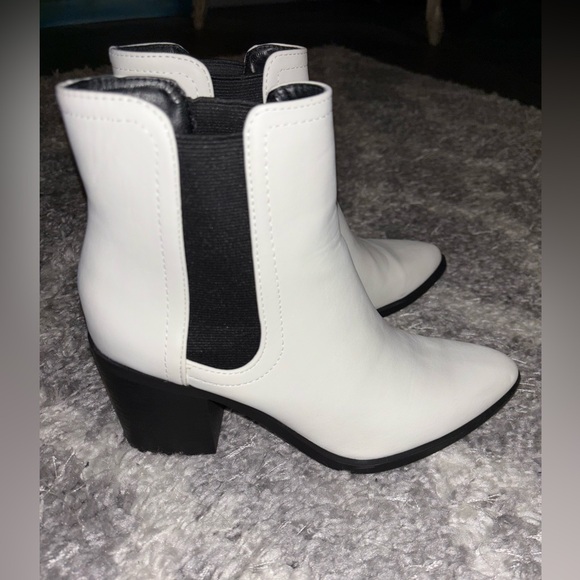 White pointed booties - Picture 2 of 9